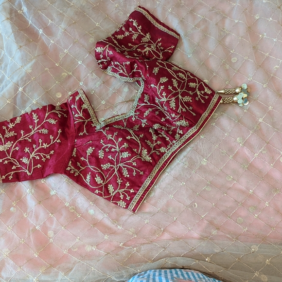 Golden netted saree with blouse for wedding season - Picture 4 of 6